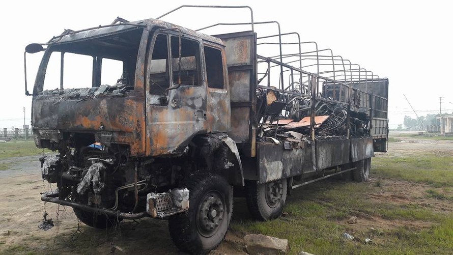 Chiếc xe tải bị cháy trơ khung, hàng hóa trên xe bị thiêu rụi hoàn toàn.