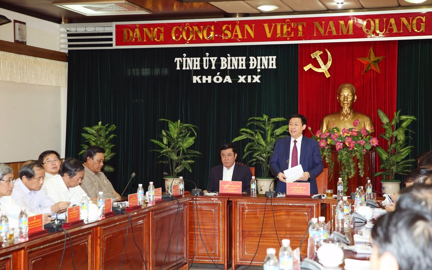 Ủy viên Bộ Chính trị, Phó Thủ tướng Chính phủ Vương Đình Huệ dự và chỉ đạo kiểm điểm, phê bình và tự phê bình năm 2016 của Ban Thường vụ Tỉnh ủy Bình Định. 