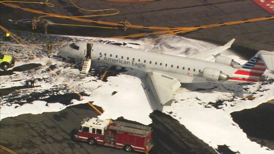 Chiếc máy bay nằm trên đường băng sau khi hạ cánh khẩn cấp.