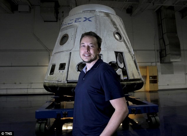 Ông Elon Musk - Giám đốc điều hành SpaceX đứng trước khoang đổ bộ (capsule) Dragon. Ảnh: TNS