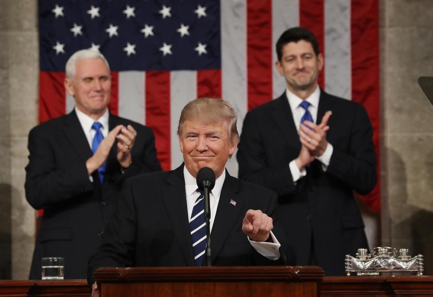 Tổng thống Trump phát biểu trước Quốc hội Mỹ tối 28/2 (giờ Mỹ). Sau lưng ông là Phó Tổng thống Mike Pence (trái) và Phát ngôn viên Nhà Trắng Paul Ryan. Ảnh: Reuters