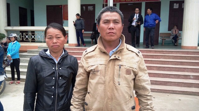 Bị cáo Thụt và vợ đến TAND huyện Ea Kar