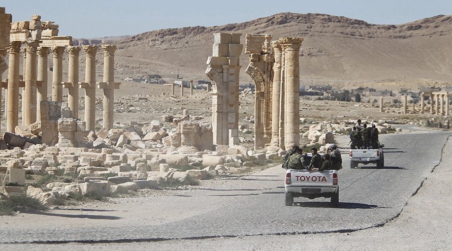 Quân đội Syria vừa giành lại thành cổ Palmyra từ tay IS. Ảnh: Almasdar news.