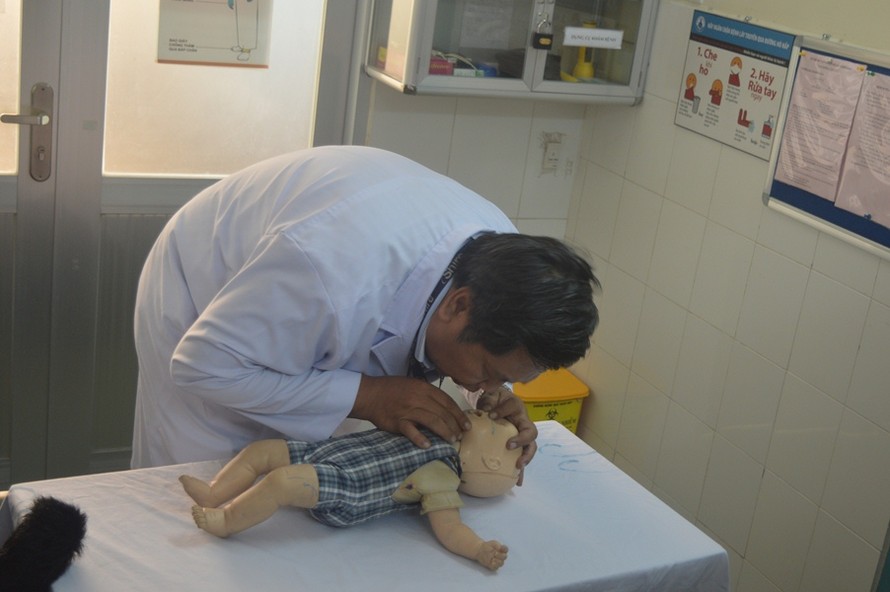 Bác sĩ Phương mô phỏng cách hô hấp cứu trẻ bị hóc dị vật, ngưng thở.