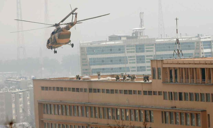Máy bay trực thăng của quân đội bay trên bệnh viện Sardar Mohammad Daud Khan. Ảnh: Reuters