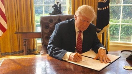 Hình ảnh Tổng thống Donald Trump kí sắc lệnh nhập cư mới ngày 6/3.