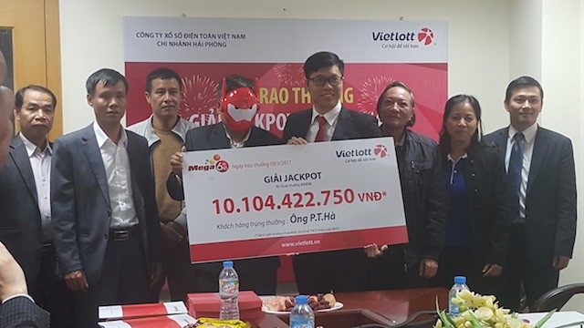 Đại diện Vietlott trao thưởng hơn 10 tỷ cho khách hàng Quảng Ninh.