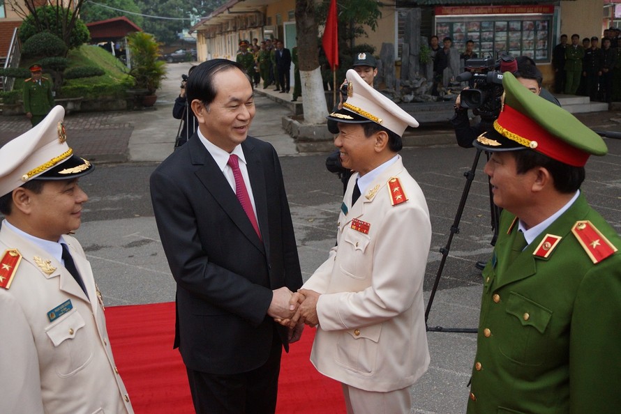 Chủ tịch nước Trần Đại Quang duyệt Đội danh dự Công an nhân dân và trò chuyện với cán bộ, chiến sĩ lực lượng CSCĐ