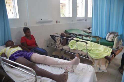 Những người bị thương trong vụ xe buýt lao vào đám đông được điều trị tại bệnh viện ở Gonaives ngày 12-3. Ảnh: TTXVN 