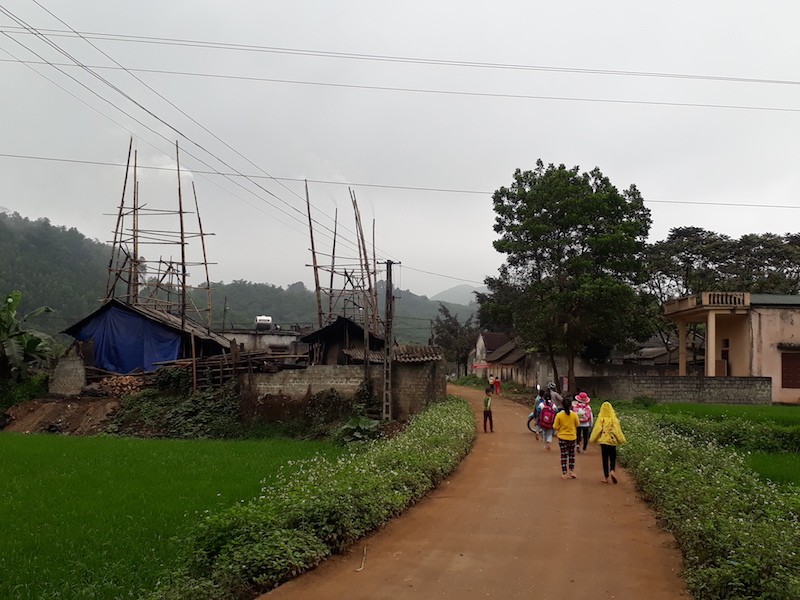 Các lò than tại thôn Minh Quang, xã Lương Sơn, huyện Thường Xuân (Thanh Hóa) vẫn hoạt động bình thường. Ảnh chụp chiều ngày 16/3/2017. Ảnh: Hoàng Lam