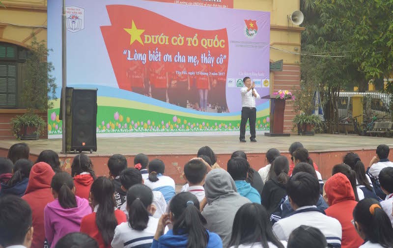 Học sinh Trường THCS Chu Văn An nghe thầy Nguyễn Thành Nhân nói chuyện