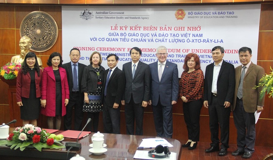 Đại diện Việt Nam và Australia tại lễ kí kết Biên bản ghi nhớ