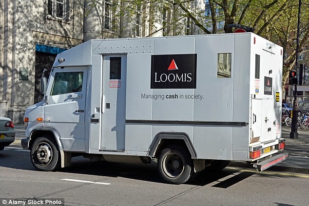 Chiếc xe tải bọc thép của hãng Loomis.