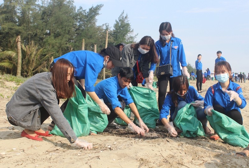 Hơn 1500 ĐVTN cùng các đại biểu và nhân dân trực tiếp làm vệ sinh môi trường bờ biển sau lễ phát động tại Khu du lịch Xuân Thành, Nghi Xuân.