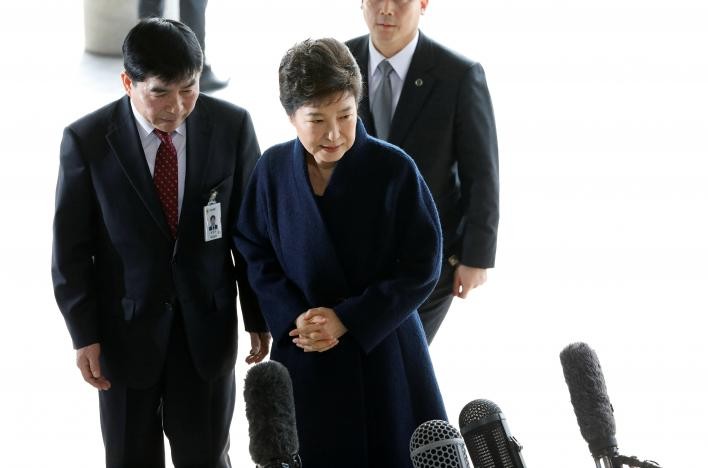 Đứng trước văn phòng công tố viên sáng 21/3, bà Park Geun-hye đã gửi lời xin lỗi tới toàn thể nhân dân Hàn Quốc. ẢNh: Reuters