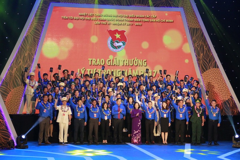 87 cán bộ đoàn, đoàn viên tiêu biểu vinh dự được trao giải thưởng Lý Tự Trọng năm 2017. Ảnh: Thanh Trần. 