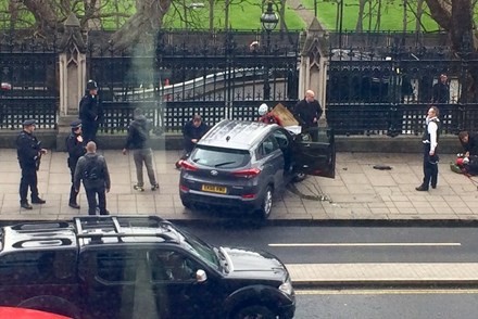 Chiếc xe của kẻ khủng bố đâm vào hàng rào tòa nhà Quốc hội Anh hôm 22/3.