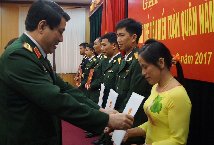 Thượng tướng Lương Cường đã trao các quyết định thăng quân hàm trước niên hạn, nâng lương, tuyển dụng công nhân viên quốc phòng, tặng hoa chúc mừng các gương mặt trẻ