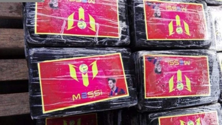 Những gói ma túy được dán nhãn là hình ảnh cầu thủ Lionel Messi.