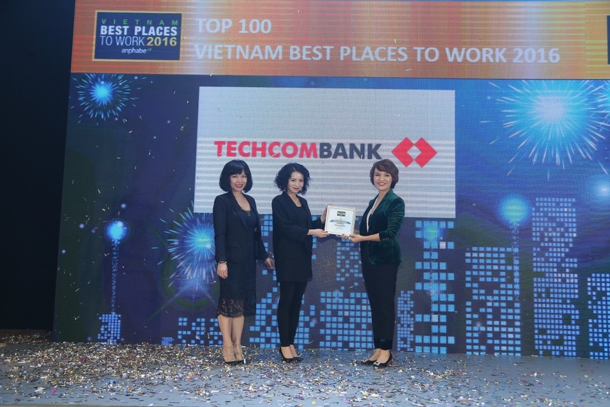 Bà Phạm Vũ Minh Đan, Giám đốc Khối Quản trị nguồn nhân lực (ở giữa) và bà Nguyễn Thị Vân Anh (bên trái), Giám đốc Khối Tiếp thị đại diện Techcombank nhận giải thưởng