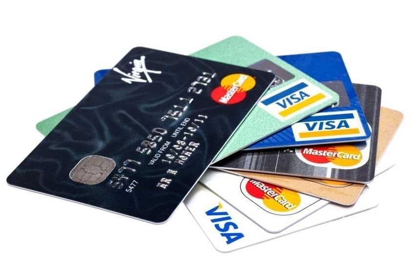Thường xuyên kiểm tra các chi tiêu trên thẻ tín dụng là một cách để tránh nợ nần sau khi chết. (Ảnh: Telegraph)