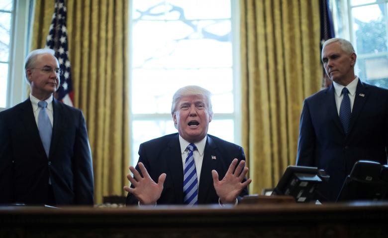 Tổng thống Donald Trump phát biểu trước báo giới sau khi dự luật chăm sóc sức khỏe mới bị rút khỏi Hạ viện trước khi bỏ phiếu. Ảnh: Reuters