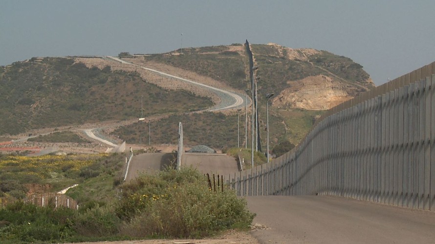Đường biên giới Mỹ - Mexico tại San Diego (Mỹ). Ảnh: Fox
