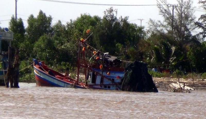 Chiếc tàu bị nạn được kéo vào bờ