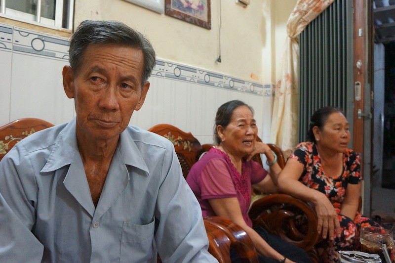 Ông ngoại, bà ngoại và hàng xóm khóc chờ nạn nhân Lưu Thị Mỹ Duyên còn mất tích