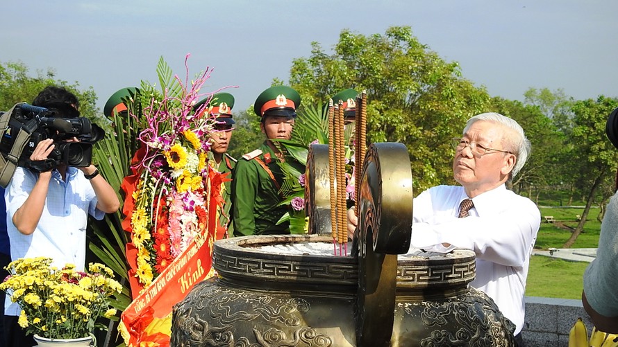 Tổng Bí thư Nguyễn Phú Trọng dâng hương tại Thành cổ Quảng Trị