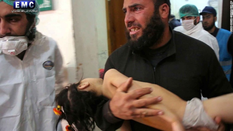 Một em bé là nạn nhân của cuộc tấn công bằng vũ khí hóa học ở Syria hôm 4/4. Ảnh: AP