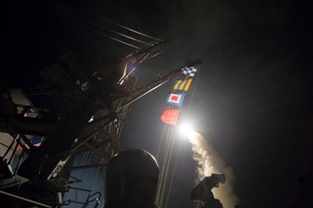Hình ảnh tên lửa Tomahawk được phóng lên nhằm vào căn cứ quân sự ở Syria.