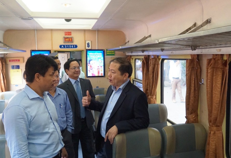 Ông Đỗ Nga Việt – Chủ tịch Công đoàn Giao thông vận tải (bên phải) trao đổi với ông Vũ Anh Minh – Chủ tịch Hội đồng thành viên ĐSVN