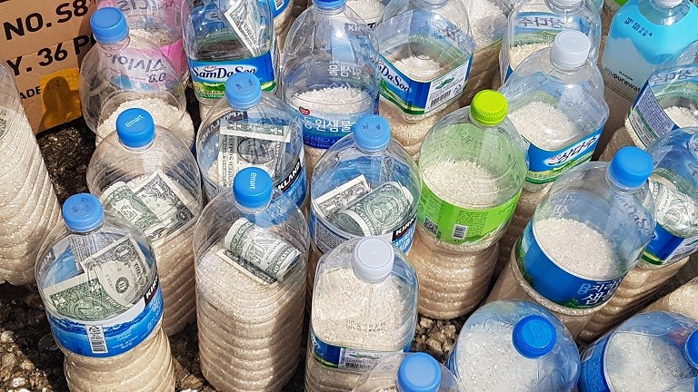 Những chai nhựa chứa gạo và một ít tiền được một số người sống tại Hàn Quốc thả trôi theo dòng biển về Triều Tiên. Ảnh: Lim Yun Suk