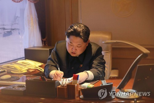 Chủ tịch Kim Jong-un bên bàn làm việc. Ảnh: Yonhap