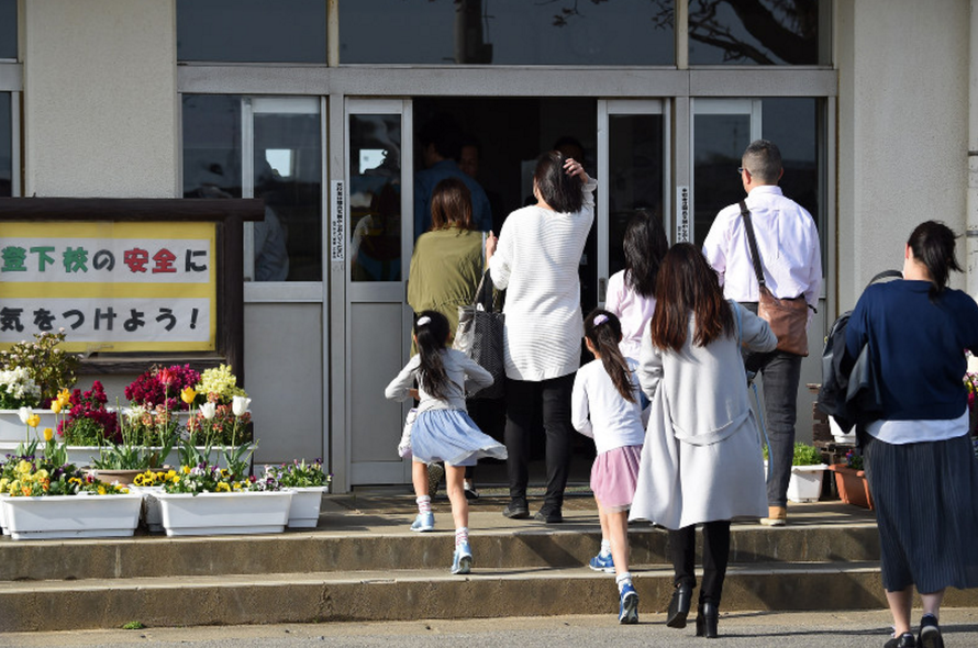 Các phụ huynh đến trường tiểu học Mutsumi số 2 ở quận Chiba để tham dự buổi họp phụ huynh khẩn. Ảnh: Mainichi