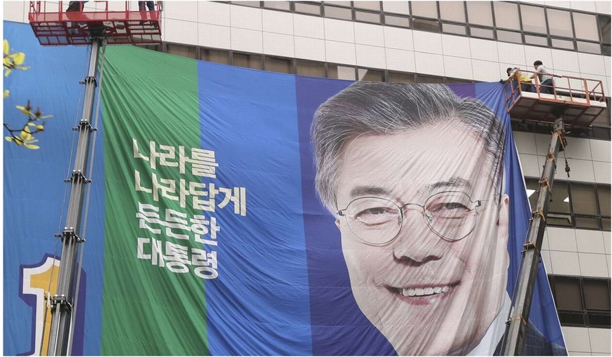 Tấm pano cổ động cho chiến dịch tranh cử của ông Moon Jae-in được phóng to trên đường phố.