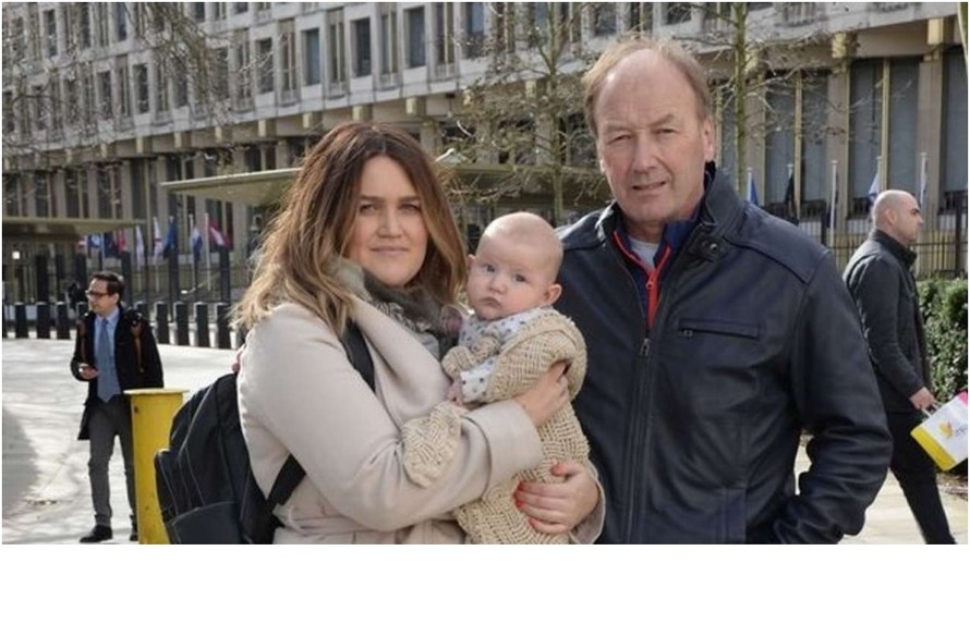 Bé trai ba tháng tuổi được mẹ và ông ngoại tháp tùng tới đại sứ quán Mỹ tại London để phỏng vấn.