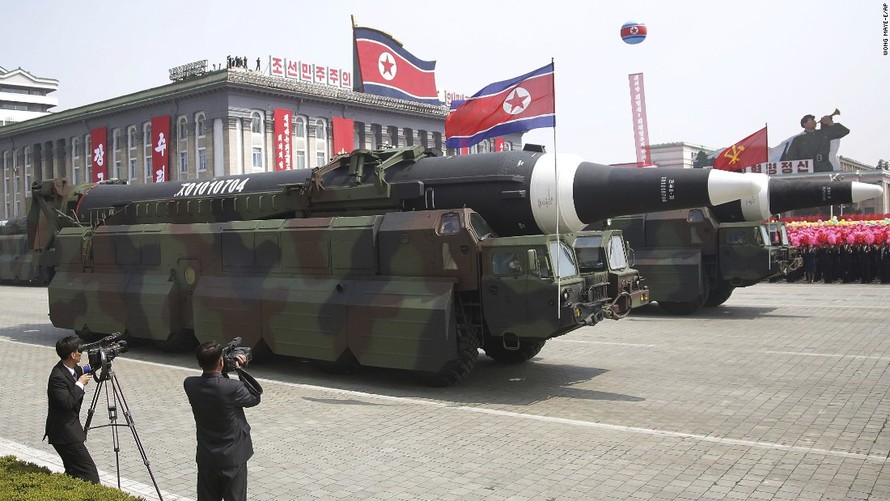 Tên lửa đạn đạo phóng từ tàu ngầm Pukkuksong-1 diễu hành qua quảng trường Kim Nhật Thành ở thủ đô Bình Nhưỡng ngày 15/4.