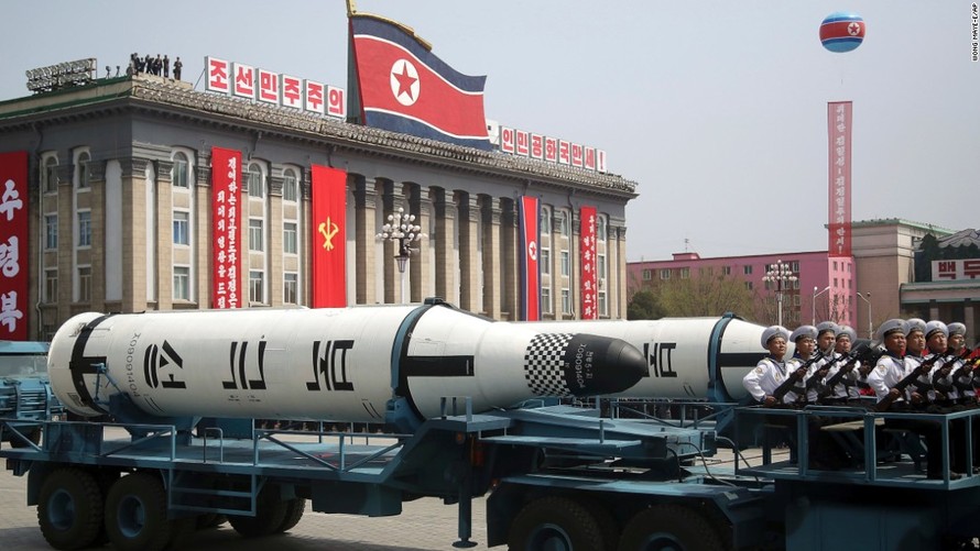 Tên lửa đạn đạo phóng từ tàu ngầm, tên lửa Triều Tiên diễu hành qua quảng trường Kim Nhật Thành ngày 15/4/2017. Đây được coi là cuộc diễu binh phô trương sức mạnh quân sự của Triều Tiên. (Ảnh: CNN)