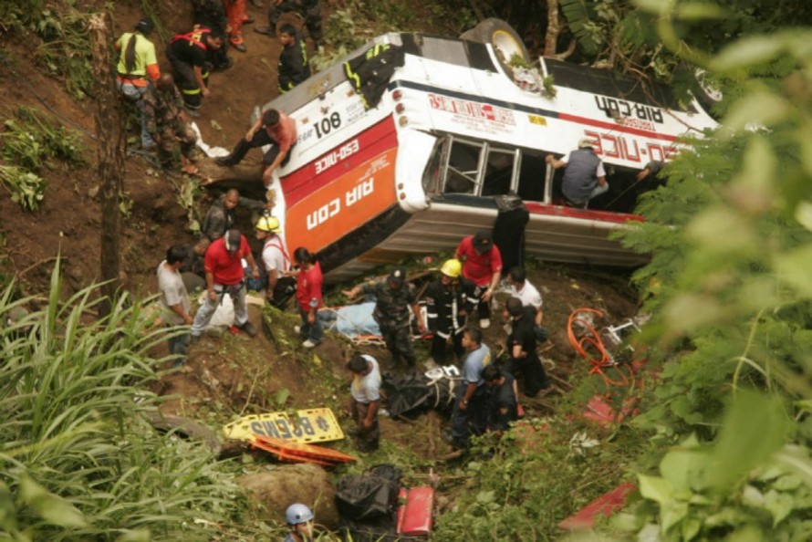 Một vụ tai nạn tương tự xảy ra cách đây đúng 7 năm, vào ngày 18/4/2010 ở vùng núi phía Bắc Philippines. Ảnh: AP
