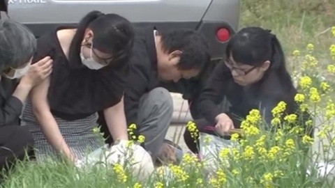 Cha mẹ bé Nhật Linh thắp hương tại nơi phát hiện thi thể con gái.