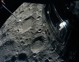 Phi hành đoàn Apollo 13 chụp ảnh Mặt trăng khi ở trong module hạ cánh xuống Mặt trăng. Module chỉ huy ngừng hoạt động cũng xuất hiện trong khung hình (Ảnh: Wikipedia)