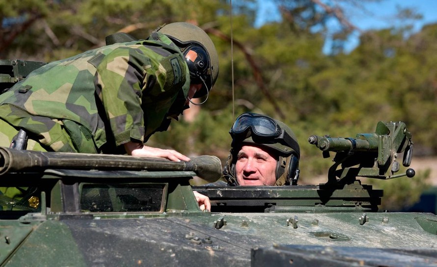 Thủ tướng Thụy Điển Stefan Löfven trổ tài lái xe tăng. 