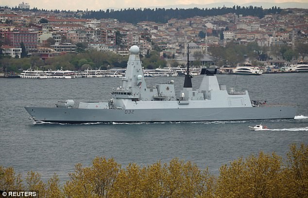 Tàu khu trục HMS Daring của Hải quân Hoàng gia Anh đi ngang Istanbul (Thổ Nhĩ Kỳ) trên đường đến biển Đen. Ảnh; Reuters