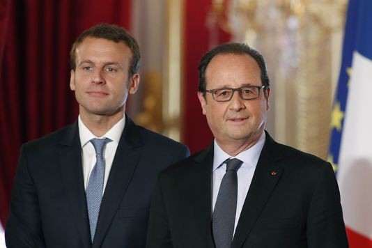 Ông Macron từng là một chuyên gia ngân hàng có uy tín và là cố vấn của Tổng thống Pháp Hollande Francois, trước khi được bổ nhiệm vào vị trí Bộ trưởng Kinh tế hồi năm 2014. Trong ảnh, Tổng thống Hollande đứng cạnh ông Macron tại điện Elysée trong một sự k