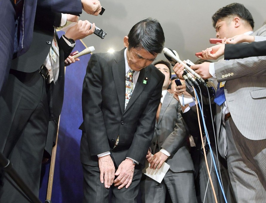 Ông Masahiro Imamura cúi đầu xin lỗi trước báo giới về phát ngôn thiếu suy nghĩ liên quan đến thảm họa sóng thần năm 2011. Ảnh: Getty Images