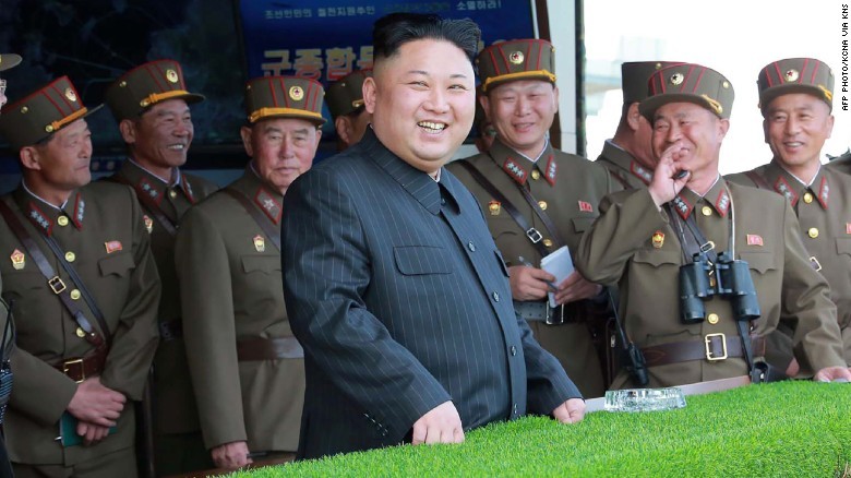 Chủ tịch Triều Tiên Kim Jong-un chỉ đạo cuộc tập trận hôm 25/4. Ảnh: Yonhap