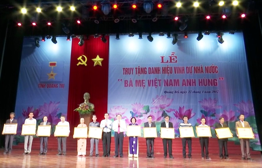 Lãnh đạo tỉnh Quảng Trị trao danh hiệu Bà mẹ Việt Nam anh hùng cho các mẹ có nhiều đóng góp lớn cho sự nghiệp cách mạng.