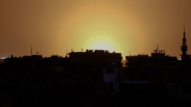 Ảnh chụp hiện trường vụ nổ sáng 27/4 gần thủ đô Syria. Ảnh: AFP